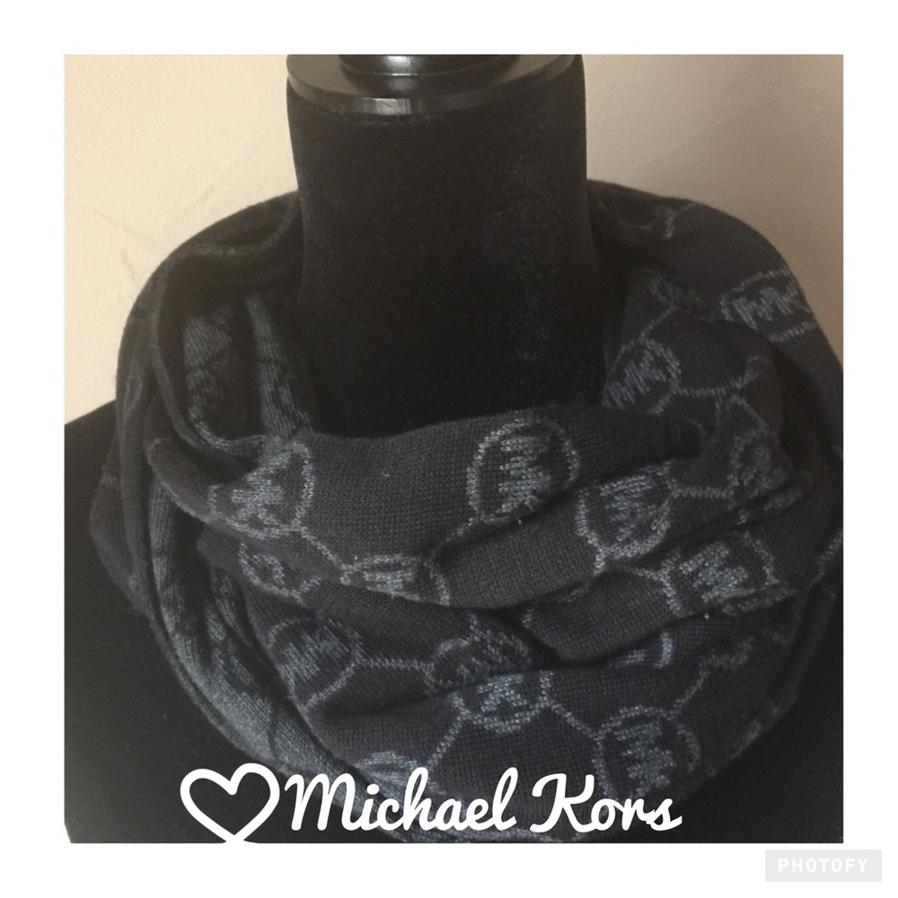 AUTHENTIC MICHAEL KORS SCARF 🧣